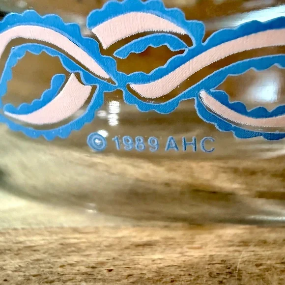 Anchor Hocking  1.5 Qt Covered Glass Casserole “Pink Roses in Basket” 1989 - Picture 4 of 15